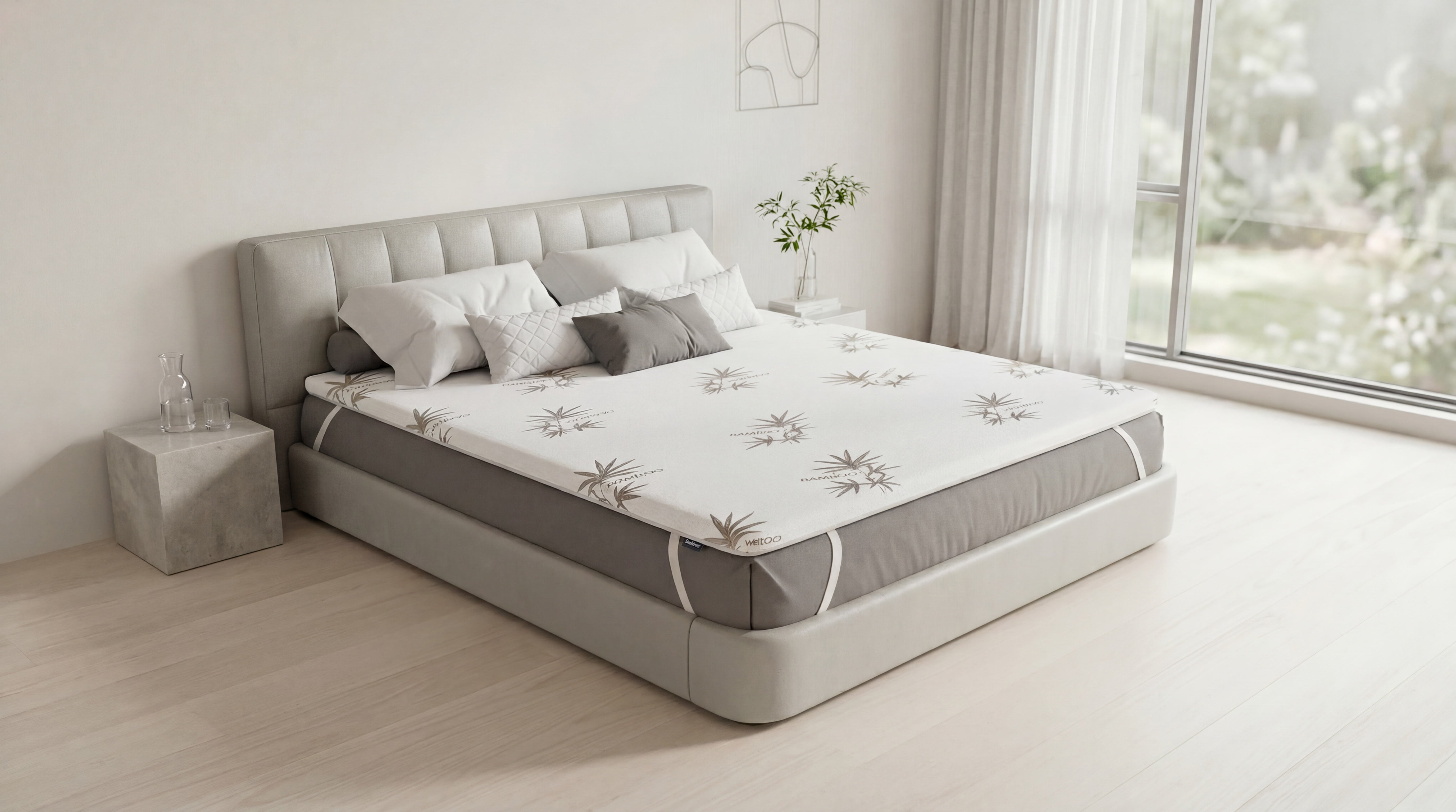 Prostirka za krevet (naddušek) postavljena na dušek u spavaćoj sobi